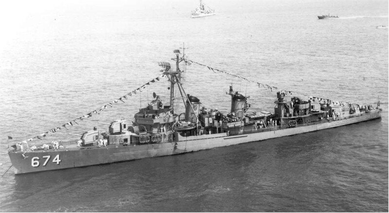 USS Hunt dressed with signal flags