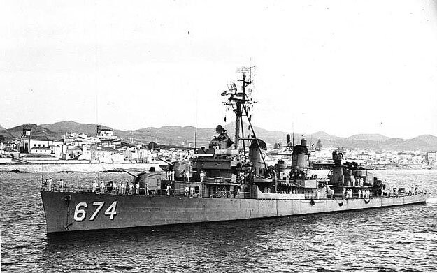 USS Hunt, hull number 674, in harbor