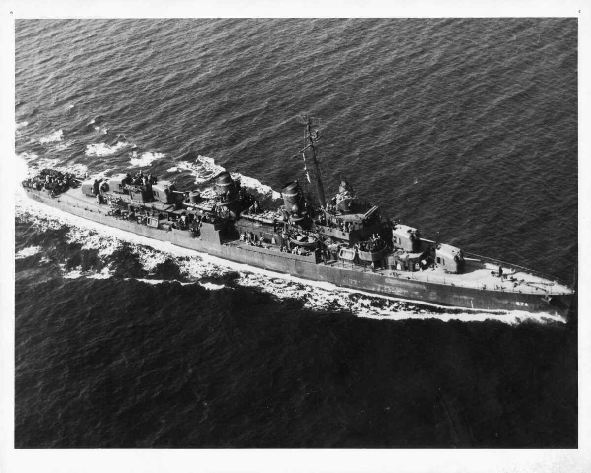 USS Hunt underway, aerial view