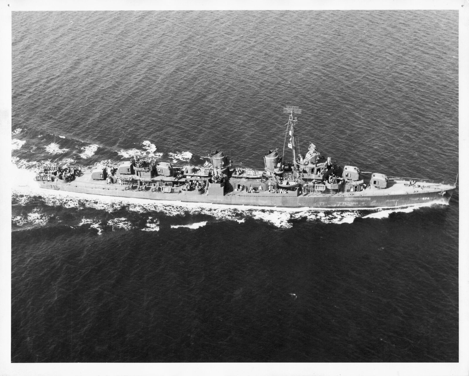 USS Hunt underway at speed, seen from the air